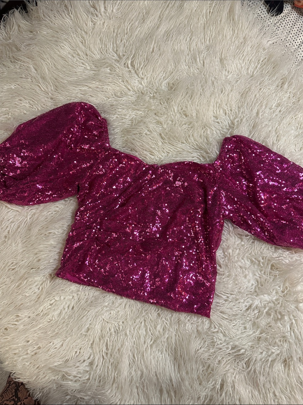 New York and Co Sequin Puff Sleeve Crop Top in Fuchsia